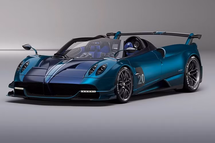Hai chiếc Huayra được Pagani trưng bày tại Geneva Motoshow năm nay sẽ là một chiếc Pagani Huayra Roadster BC mới cùng chiếc Huayra Imola thứ 3. Cả hai chiếc xe này đều sở hữu ngoại thất được thiết kế theo tông màu xanh dương.