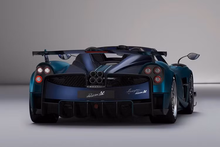 Pagani vẫn trang bị cho Huayra Roadster BC khối động cơ V12 6.0 lít tăng áp kép do AMG sản xuất. Khối động cơ V12 của xe sản sinh công suất cực đại 802 mã lực cùng 1.050 Nm mô-men xoắn đạt được ngay tại vòng tua máy 2.000 vòng/phút.
