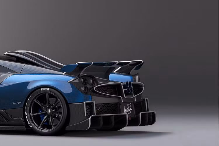 Tiếp đến, Pagani sẽ mang thêm một chiếc Huayra khác đến với GIMS 2020, đó là Huayra Imola, mẫu xe đua đường phố vừa được hãng ra mắt gần đây. Khác với chiếc Huayra Roadster BC, chiếc Imola này chỉ sử dụng một tông màu xanh bên ngoài, cùng với đó là những chi tiết tương phải được làm bằng sợi carbon màu đen và những đường kẻ sọc màu trắng tô điểm tại những chi tiết khí động học.