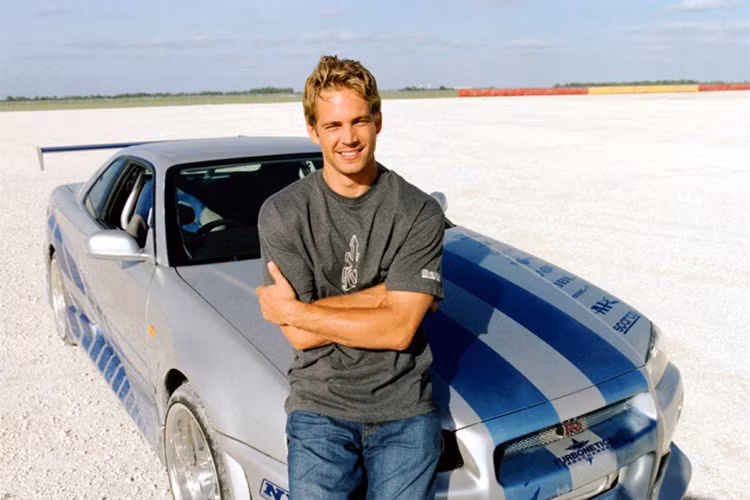 Không chỉ đóng phim liên quan đến xe cộ, Paul Walker lúc còn sống cũng là một người đam mê xế hộp. Thậm chí, anh còn sở hữu trong tay một bộ sưu tập xe đáng ngưỡng mộ.Trong số những chiếc xe từng nằm trong bộ sưu tập cá nhân của Paul Walker, có một "gương mặt" nổi bật hẳn lên, đó là chiếc Nissan Skyline GT-4 V-Spec thế hệ R34. Đây là một trong những chiếc Nissan Skyline R34 hiếm hoi có mặt trên đất Mỹ.