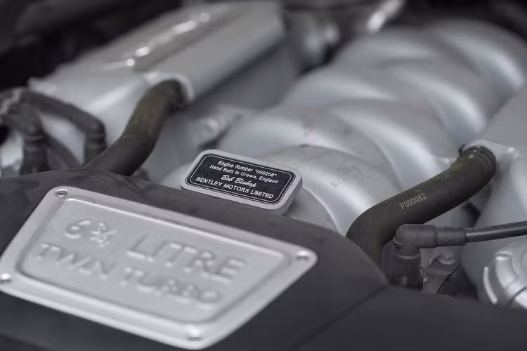 Sức mạnh của Bentley Mulsanne Speed đến từ khối động cơ V8 6.75L, tăng áp kép, cho công suất 530 mã lực và mô-men xoắn 1.100 Nm. Với sức mạnh này, Bentley Mulsanne Speed dễ dàng chạm mốc 100 km/h từ vị trí đứng im chỉ sau 4,9 giây, tốc độ tối đa 305 km/h. Giá xe Bentley Mulsanne Speed tại Việt Nam nhập khẩu tư nhân khoảng 1 triệu USD (tương đương hơn 23 tỷ đồng).