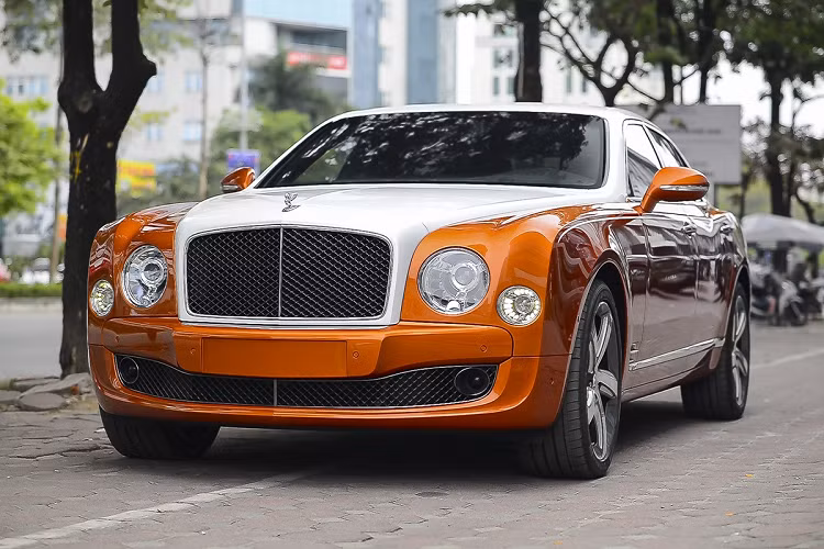 Mẫu xe sang thể thao Bentley Mulsanne Speed nổi tiếng không chỉ bởi sự xa hoa, nó còn có các yêu tố tốc độ, sức mạnh. Tại Việt Nam, số lượng Bentley Mulsanne Speed chỉ đếm trên đầu ngon tay. Chiếc xe trong bài được nhập khẩu tư nhân về khoảng 2 năm trước, đây là chiếc Mulsanne sở hữu màu cam ngoại thất độc nhất. 