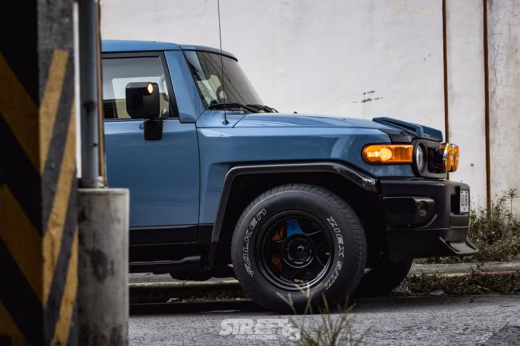 Một loạt các thay đổi bên ngoài cũng đã được thực hiện cho Toyota FJ Cruiser, chẳng hạn như vòm bánh xe bằng sợi carbon, cánh lướt gió phía sau carbon, bộ khuếch tán “hàng thứa” phía sau, mái nóc mới, đèn sương mù, và nhiều hơn nữa.