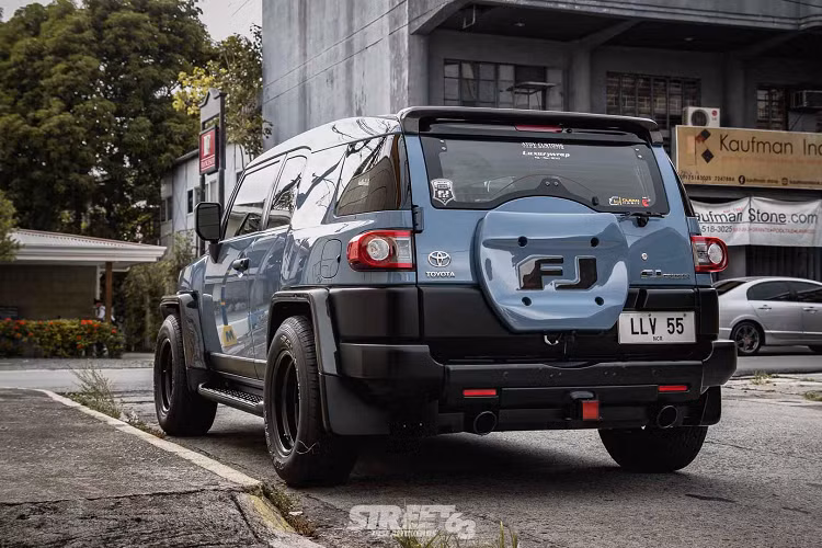 Những thay đổi nội thất chính bao gồm vô lăng GReddy, ghế ngồi đặc biệt và hệ thống âm thanh được nâng cấp. Giá xe Toyota FJ Cruiser độ hiện chưa được công bố.