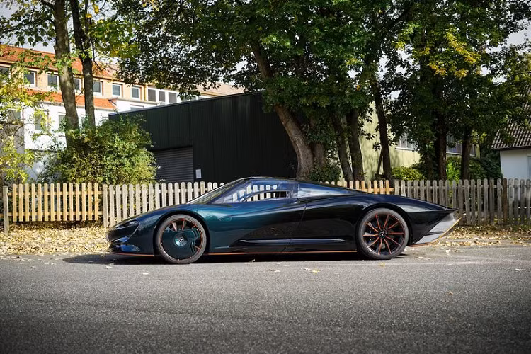 Trước đó, có một chiếc Speedtail đã được sơn đỏ - đen hiệu ứng tối dần về sau giống như Speedtail màu xanh lá cây này.