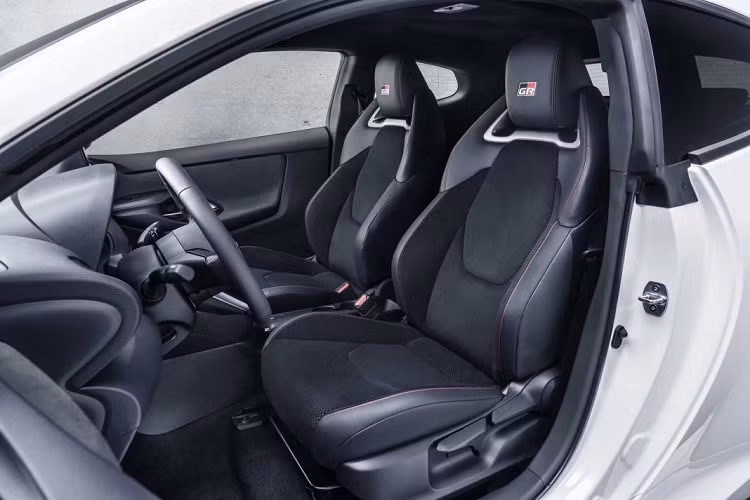 Toyota GR Yaris có khối lượng chỉ 1.280 kg, nhờ đó chiếc xe này có thể tăng tốc lên 100 km/h từ vị trí đứng yên trong chỉ 5,5 giây trước khi đạt tốc độ tối đa ở mức 230 km/h.