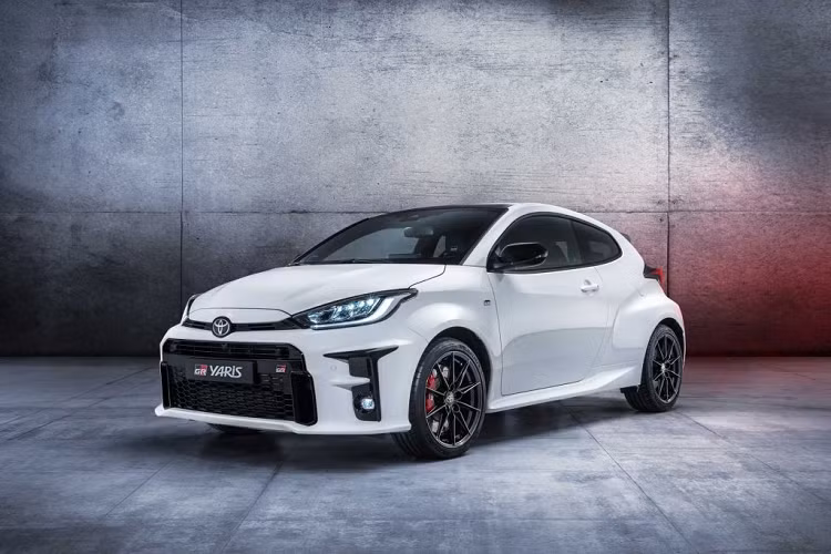 Nằm ở phân khúc hot-hatch cỡ nhỏ, Toyota GR Yaris 2020 mới sẽ phải đối đầu với những đối thủ “sừng sỏ” như Ford Fiesta ST, VW Polo GTI hay Renault Clio RS. Yaris có lợi thế lớn trong phân khúc không chỉ vì sức mạnh lớn hơn mà còn vì nó sở hữu hệ thống dẫn động bốn bánh AWD trong khi các đối thủ của nó chỉ được trang bị hệ dẫn động cầu trước.