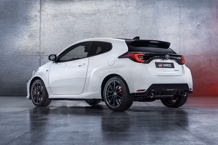 Để có thể mang hệ dẫn động này lên mẫu xe hiệu năng cao Toyota GR Yaris, các kỹ sư của Toyota đã kết hợp phần trước của nền tảng GA-B của Yaris thế hệ mới với phần sau của nền tảng GA-C trước đây, cho phép xe hoạt động được với hệ dẫn động bốn bánh AWD.