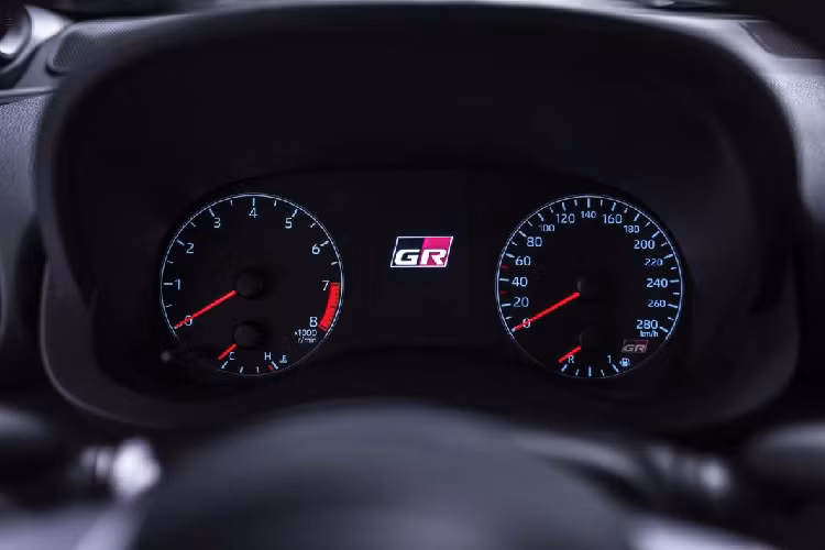 Toyota trang bị cho GR Yaris ba chế độ lái, gồm Normal, Sport và Track. Mỗi chế độ lái sẽ có tỉ lệ phẩn bổ sức mạnh khác nhau, lần lượt là 60:40, 30:70 và 50:50 lần lượt theo từng chế độ. Bên cạnh đó, ở mỗi chế độ, xe cũng sẽ tự cân bằng sức mạnh tùy thuộc vào điều kiện đường xá, hành vi của xe và lái xe để đạt khả năng vận hành tối ưu hơn.