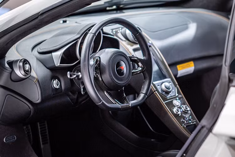 Theo đánh giá của chúng tôi, so với các phiên bản McLaren MP4-12C thường, siêu xe đặc biệt McLaren MP4-12C HS có body kit thể thao theo phong cách xe đua GT3 với nhiều khe hút gió hơn, cùng với mâm 5 cánh chữ Y độc đáo. Đầu xe với hốc gió thiết kế mới hoàn toàn so với bản tiêu chuẩn.
