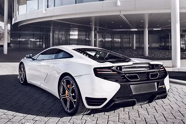 Chỉ có 10 chiếc siêu xe đặc biệt được sản xuất, giá xe McLaren MP4-12C High Sport bán ra từ 420.000 đô la cho đến 570.00 đô la, tức 8,7 tỷ đồng đến 11,8 tỷ đồng, theo tỷ giá hối đoái giữa đồng USD và VND vào năm 2012. Còn giá xe McLaren MP4-12C High Sport hiện nay trên thị trường có thể hơn 1 triệu đô la.