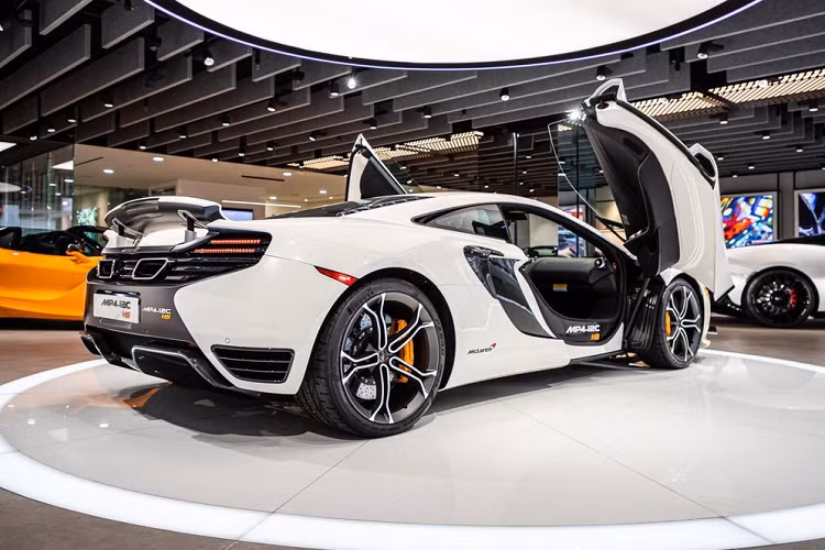 Hiện tại, 1 trong 10 chiếc siêu xe McLaren MP4-12C High Sport đã có mặt tại đại lý McLaren Hồng Kông theo diện cho mượn. Chiếc xe đặc biệt này do một người hâm mộ dòng siêu xe McLaren ở Hương Cảng cất công mua từ Mỹ về Hồng Kông để sưu tập và khá hào phóng khi cho đại lý siêu xe McLaren ở đây mượn để trưng bày đến hết ngày 9/11.
