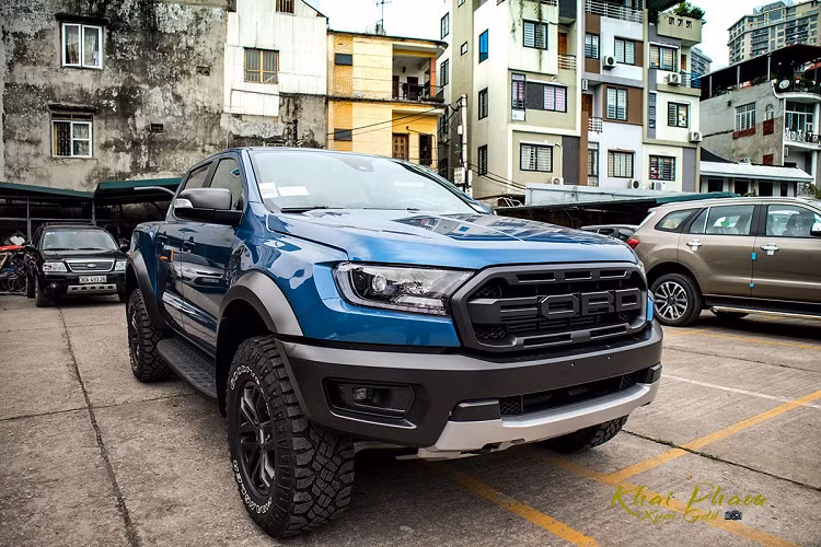  Ford Ranger Raptor 2020 mới về Việt Nam là phiên bản cao cấp nhất của dòng bán tải đình đám vốn luôn có doanh số tốt nhất thị trường. Đây được coi như phiên bản độ hợp pháp của dòng bán tải đến từ Mỹ, khách hàng sử dụng dòng xe này sẽ đăng ký như xe con và không có niên hạn sử dụng như Ranger thông thường.