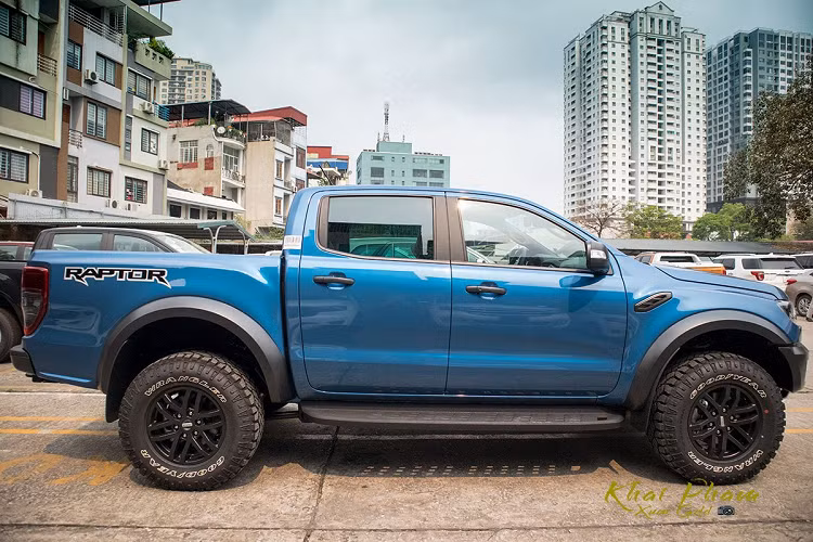 Ranger Raptor 2020 vẫn gây chú ý nhờ hệ thống quản lý địa hình (TMS) cùng 6 chế độ lái gồm: Thông thường, Thể thao, Cỏ-sỏi-tuyết, Bùn-cát, Đá và chế độ Baja dành cho Off-Road. Mặc dù được bổ sung khá nhiều tiện nghi và công nghệ an toàn nhưng giá xe Ford Ranger Raptor 2020 vẫn không thay đổi so với bản cũ ở mức 1,198 tỷ đồng.
