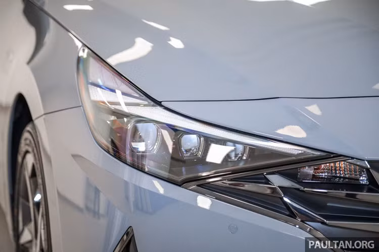 Hyundai Elantra 2021 có chiều dài x rộng x cao tương ứng là 4.675 x 1.825 x 1.430 (mm). So với thế hệ trước, Elantra mới dài hơn 55 mm, rộng hơn 25 mm và thấp hơn 20 mm. Bên cạnh đó, chiều dài cơ sở của xe cũng được tăng thêm 20 mm, đạt 2.720 mm. Một số trang bị ngoại thất đáng chú ý gồm có đèn pha bi-LED tự động, đèn hậu LED và bộ mâm 17 inch.