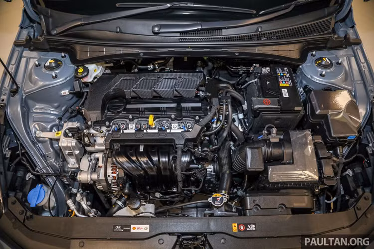 Tại Malaysia, Hyundai Elantra 2021 chỉ có lựa chọn động cơ Smartstream 1.6L, công suất 121 mã lực, mô-men xoắn 154 Nm, đi kèm hộp số CVT với 8 cấp số giả lập do Hyundai phát triển. Xe tăng tốc 0-100 km/h trong 10,4 giây trước khi đạt tốc độ tối đa 196 km/h. So với model Elantra 2019 hiện được phân phối ở Việt Nam, động cơ này cho mức hiệu năng thấp hơn.