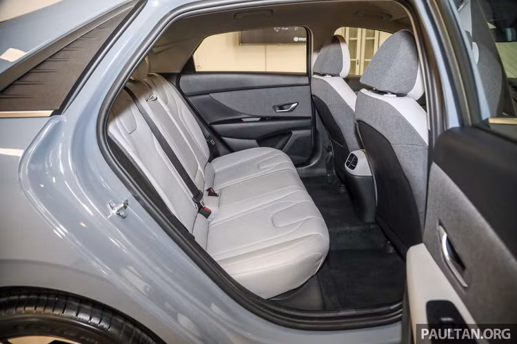 Hyundai Elantra 2021 có tính năng sưởi/thông gió hàng ghế trước, ghế lái chỉnh điện 8 hướng đi kèm đệm lưng.
