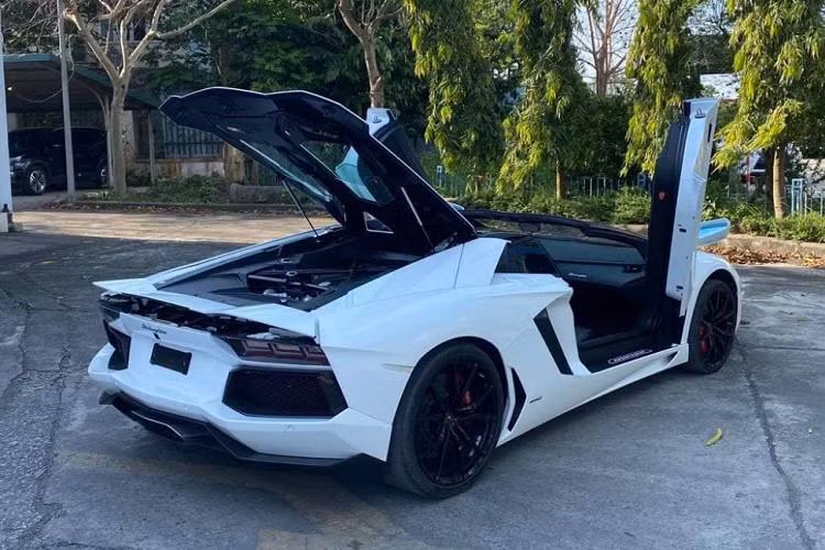 Siêu xe Lamborghini Aventador LP700-4 mui trần có 3 chế độ chạy được tích hợp hẳn trên vô lăng của xe bao gồm Strada-đường phố, Sport-thể thao và cuối cùng là Corsa-đường đua.