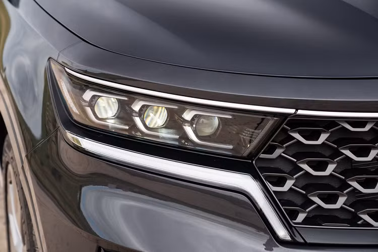 Hệ thống đèn chiếu sáng sử dụng công nghệ LED với 3 cụm đèn pha tách biệt và dãy đèn DRL ôm trọn phía dưới và kéo dài đến lưới tản nhiệt.