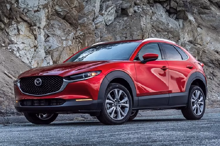 Phiên bản Mazda CX-30 2.5 S Select 2021 bổ sung theo dõi điểm mù với cảnh báo giao thông phía sau, tích hợp đèn báo rẽ trên gương chiếu hậu, mở cửa xe không chìa nâng cao, ghế bọc da, kiểm soát khí hậu 2 vùng độc lập, khe gió điều hòa cho hàng ghế sau, bệ tì tay hàng ghế sau với khay giữ ly, và la-zăng 18 inch.
