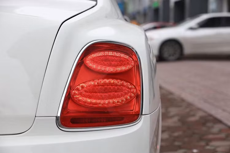 Theo nhiều dân chơi xe, chiếc xe siêu sang Bentley Continental Flying Spur cũ này sau khi đã được nâng cấp lên body kit của bản 2016 khiến nó bắt mắt và hiện đại hơn so với nguyên bản. Đặc biệt là mức giá chỉ khoảng tầm 3 tỷ đồng cũng khá phù hợp với các doanh nhân trẻ thành đạt hiện nay.