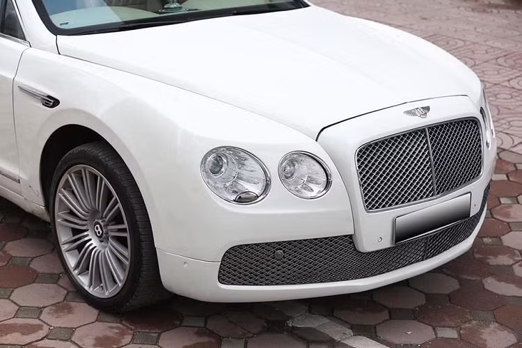 Chiếc xe siêu sang này cò khả năng tăng tốc từ 0-100 km/h trong vòng 5 giây và có tốc độ tối đa là 320 km/h. Giá xe Bentley Continental Flying Spur những phiên bản đời cũ tại Việt Nam hiện được chào bán khoảng từ 3 tỷ đồng đến hơn 10 tỷ, tuỳ vào năm sản xuất và tình trạng của xe.