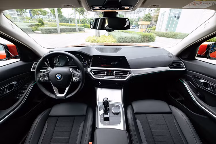 Nội thất 320i Sport Line và 320i Sport Line Plus được trang bị nội thất ốp nhôm Mesheffect và ghế trước thể thao bọc da Sensatec pha nỉ, hoặc bọc da Sensatec hoàn toàn (tuỳ phiên bản). Trên phiên bản 330i M Sport, ghế ngồi được bọc da Vernasca, dây đai an toàn M, tay lái thể thao M, trần xe BMW Individual màu đen Anthracite, mặt táp-lô bọc da Sensatec và ốp nội thất nhôm Tetragon.