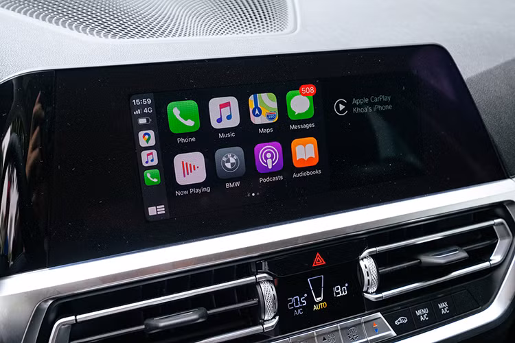 Hệ thống BMW Live Cockpit Professional có trên 320i Sport Line Plus và 330i M Sport bao gồm bảng đồng hồ kỹ thuật số độ phân giải cao 12,3 inch phía sau tay lái và màn hình cảm ứng trung tâm 10,25 inch. Sử dụng hệ điều hành BMW 7.0, hệ thống này hiển thị thông tin rõ nét và thông minh, nhằm cung cấp cho người lái những thông tin cần thiết vào đúng thời điểm. Ngoài ra, người lái còn có thể tùy biến giao diện của hệ thống để phù hợp với thói quen sử dụng.