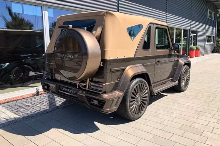 Nội thất của G500 Cabrio Mansory “Speranza” cũng mới mẻ và thể thao hơn nhờ tông màu kép - kết hợp da màu sáng và nâu sẫm, cùng với các ghế ngồi thể thao có logo Mansory.