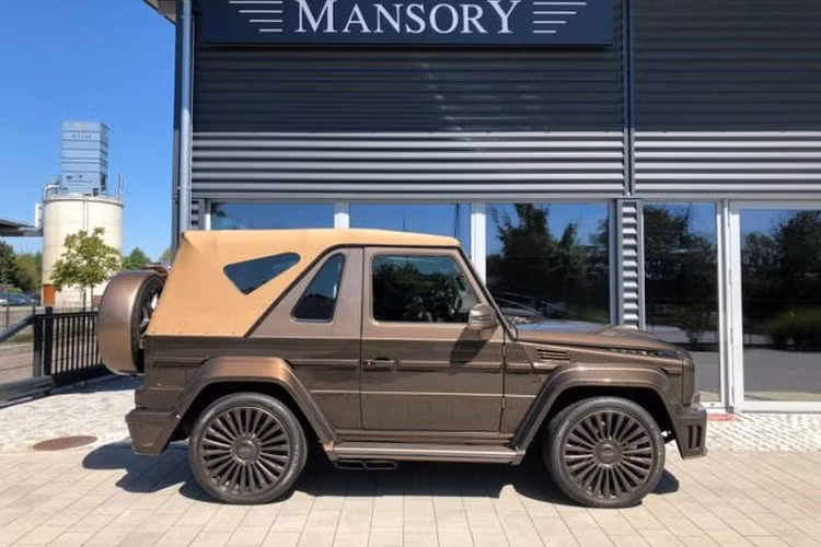 Tất nhiên, chiếc SUV sở hữu rất nhiều bộ phận hậu mãi của Mansory, bao gồm sơn ngoại thất tùy chỉnh, bộ kit widebody với các vòm bánh xe loe rộng, cản trước mới, nắp ca-pô sửa đổi tích hợp thêm hốc hút gió lớn ở chính giữa.