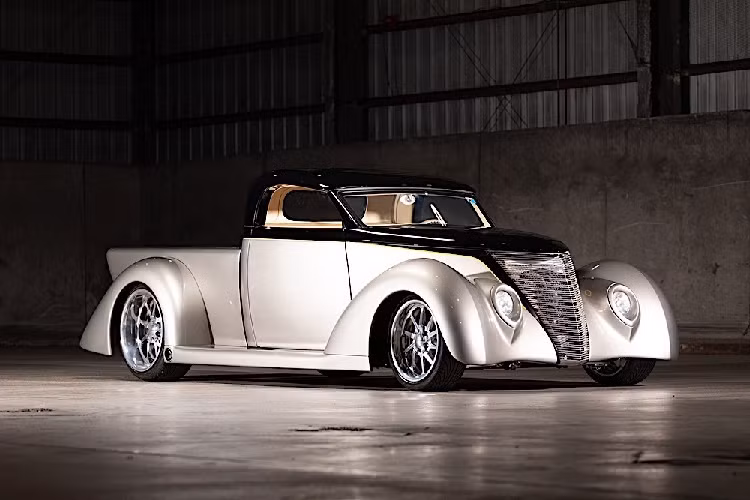 Vào thập niên 1930, Ford đang ở trên đỉnh vinh quang, và các nhà máy của họ luôn ở tình trạng hoạt động không ngừng nghỉ. Các chiếc xe mà họ làm ra mang đủ hình dáng và kích thước, từ những chiếc coupe 2 cửa thông thường cho tới những chiếc bán tải Ford roadster điên rồ hiếm thấy.