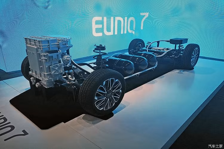 Khung gầm của Maxus Euniq 7 cho thấy 3 bình hydro được ở vị trí trung tâm, dưới sàn xe.
