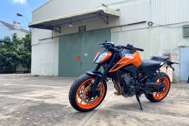 Mới đây, KTM Việt Nam đã đưa về nước chiếc 790 Duke 2020 đầu tiên. Chiếc xe này được nhập khẩu nguyên chiếc từ Philippines và hiện tại chưa có giá bán. Tuy nhiên, theo một số nguồn tin thì giá xe KTM 790 Duke 2020 sẽ nằm trong khoảng từ 300 - 340 triệu đồng, một con số khá ấn tượng với bảng danh sách những trang bị tiêu chuẩn của xe.