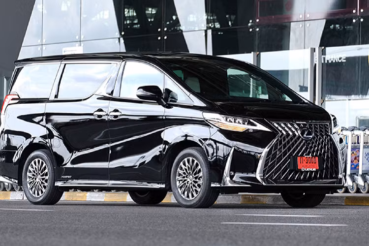 Ra mắt lần đầu hồi giữa tháng 4 năm ngoái, LM được đánh dấu là dòng xe minivan hạng sang đầu tiên của thương hiệu Lexus. Tương tự như hầu hết các dòng xe của Lexus được phát triển từ các dòng xe của Toyota, LM được phát triển từ nền tảng của mẫu xe minivan Toyota Alphard, tuy nhiên “nước sông không phạm nước giếng” giữa Toyota Alphard và Lexus LM hoàn toàn mới có một khoảng cách rất lớn về đẳng cấp.