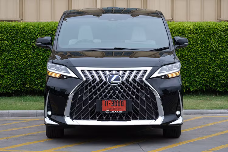 Thái Lan là quốc gia đầu tiên trong khu vực Đông Nam Á mà Lexus phân phối dòng minivan hạng sang LM. Có thể dễ hiểu, xe minivan rất được ưa chuộng tại đây, chính vì thế dòng xe MPV Lexus LM nhanh chóng được phân phối chính hãng tại Thái. Hãy cùng xem hình ảnh chi tiết nội ngoại thất của Lexus LM phiên bản 300h có giá 5,5 triệu Bath (tương đương với 3,9 tỷ đồng).