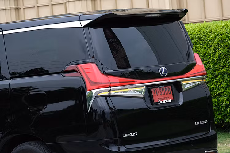 Tham khảo mức phân phối chính hãng tại Thái Lan, giá xe Lexus LM300h hiện đang có giá khoảng 5,5 triệu Bath (tương đương với 3,9 tỷ đồng). Làm so sánh mức giá này còn rẻ hơn giá bán 4,038 tỷ đồng của Toyota Alphard tại Việt Nam.