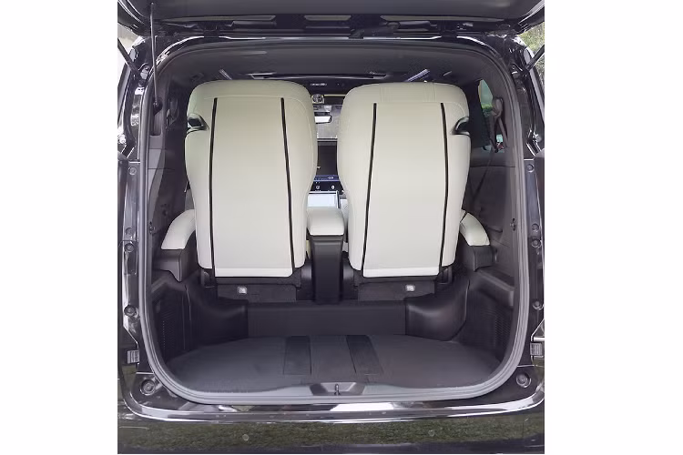 Xe sử dụng kết hợp với động cơ điện trước/sau có công suất lần lượt: 105kW + 270Nm và 50kW + 139Nm cho tổng công suất khoảng 145 kW / 197 PS. LM300h sử dụng hộp số tự động biến thiên vô cấp (E-CVT), dẫn động bốn bánh. Xe có khả năng tăng tốc từ 0 - 100km/h chỉ trong 10,5 giây trước khi đạt tốc độ tối đa 180 km/h.
