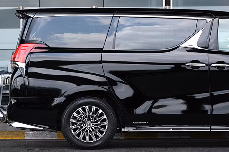 Như đặc trưng các dòng xe của Lexus, nội thất của cũng LM300h được thiết kế để cung cấp tiện nghi sang trọng nhất. Trên dòng LM, mặc dù những tinh hoa đều mọi thứ đều tập trung cho khoang ông chủ, tuy nhiên khoang lái cũng mang nhiều tiện nghi không kém. Lexus đã sử dụng nhiều vật liệu cao cấp cho LM300h với ghế ngồi được bọc da Semi-Aniline, nội thất nhiều chi tiết như vô lăng được ốp gỗ Shimamoku cao cấp.