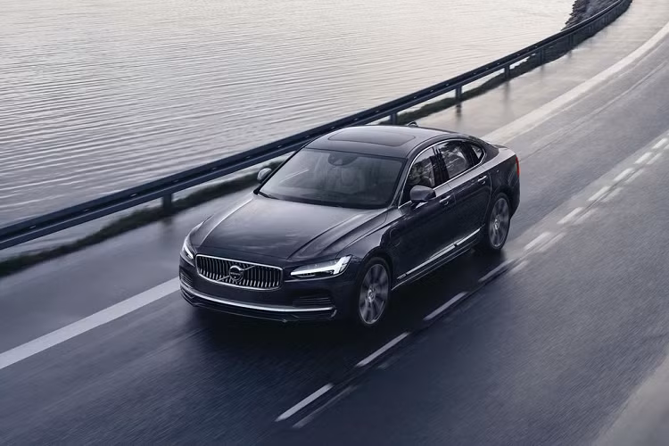 Cuối cùng, hãng xe hơi Volvo đang mở rộng các tùy chọn hệ truyền động mild hybrid 48 volt, cung ứng trên tất cả các mẫu xe. Được giới thiệu lần đầu trên các mẫu SUV XC90 và XC60 vào năm 2019, hệ dẫn động mild hybrid này hiện cũng xuất hiện trên các dòng 90 và 60 Series, cũng như chiếc XC40. Do đó, V90 Cross Country trở thành chiếc Cross Country đầu tiên được điện khí hóa.