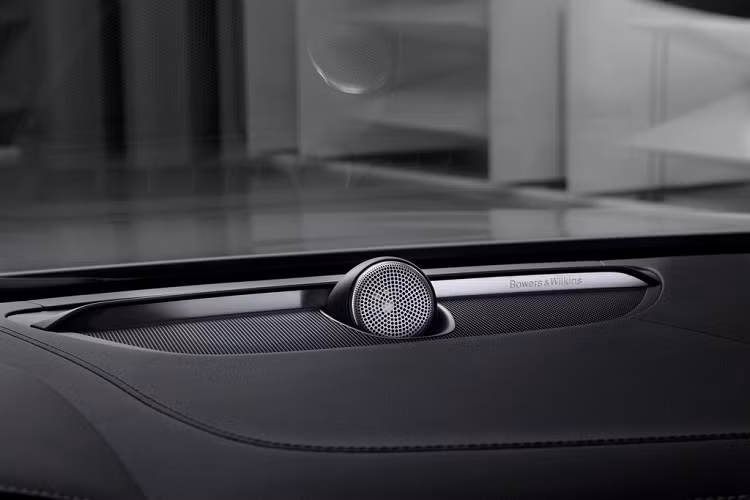 Các thay đổi trở nên rõ ràng hơn trên các mẫu wagon Volvo V90 facelift 2021 mới với cụm đèn hậu sửa đổi khi xuất hiện với dải LED đặc trưng và đèn xi-nhan kiểu “dòng chảy”. Ngoài ra, các nâng cấp ngoại thất còn đến từ những tùy chọn màu sơn cũng như thiết kế mâm mới.