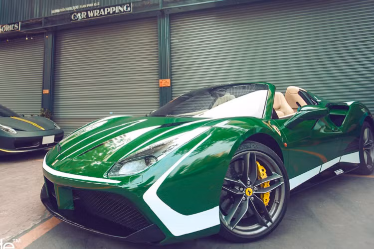 Điểm khác biệt so với siêu xe Ferrari 488 GTB, phần mui xếp cứng của Ferrari 488 Spider có thể dễ dàng đóng hoặc mở trong thời gian từ 14 đến 16 giây. Nội thất chiếc Ferrari 488 Spider màu xanh dương có ghế ngồi bọc da màu trắng kết hợp cùng các sọc màu xanh.