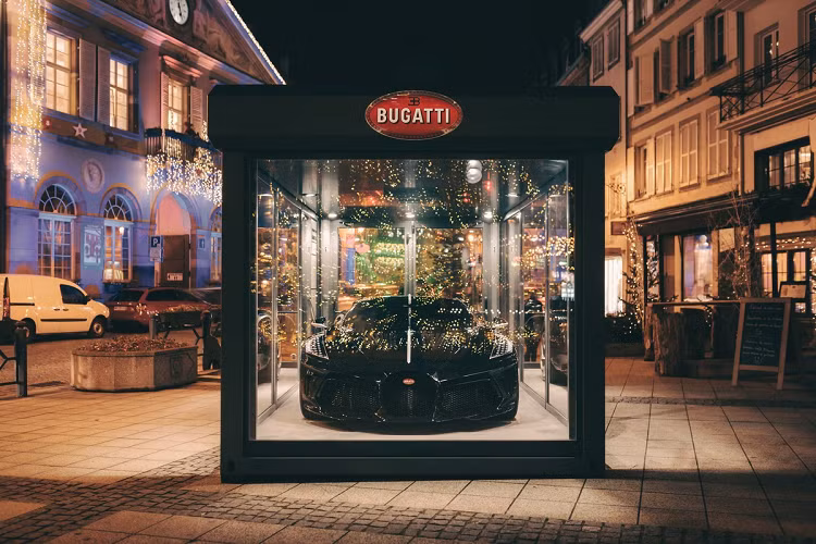 Được giới thiệu lần đầu tiên tại Triển lãm Ôtô Geneva 2019, giá xe Bugatti La Voiture Noire được xem là đắt đỏ nhất thế giới với mức công bố vào thời điểm đó lên đến 16,7 triệu euro, tương đương gần 19 triệu USD (hơn 310 tỷ đồng đã bao gồm thuế).
