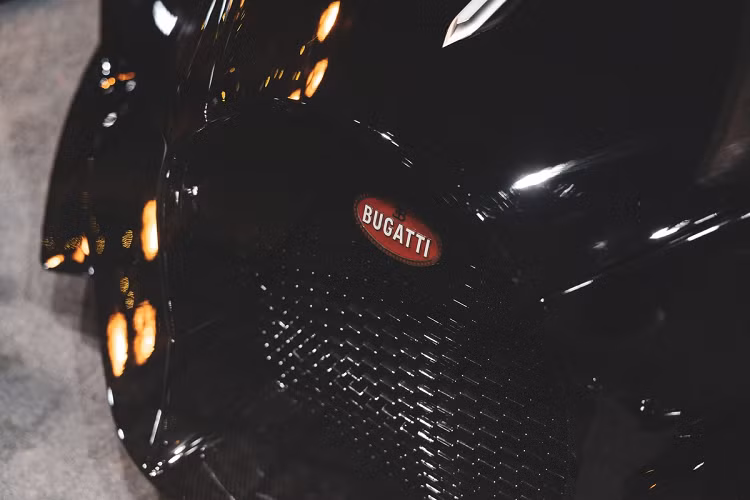 Từng có tin đồn Cristiano Ronaldo là chủ sở hữu đầu tiên của Bugatti La Voiture Noire. Tuy nhiên, thông tin này đã bị siêu sao Bồ Đào Nha bác bỏ và đến nay chủ nhân của chiếc siêu xe đắt nhất thế giới vẫn chưa lộ diện.