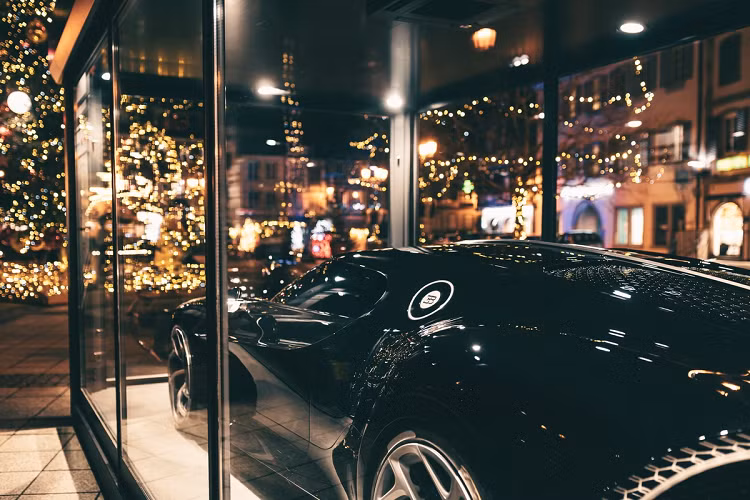 Trong tiếng Pháp, La Voiture Noire có nghĩa là chiếc xe màu đen, vậy nên ngoại hình của chiếc hypercar được sơn đen toàn bộ. Mẫu siêu xe này ra đời nhằm kỷ niệm 110 năm thành lập thương hiệu, cũng như gợi nhớ đến chiếc Type 57 SC Atlantic huyền thoại được sản xuất trong thập niên 1930.