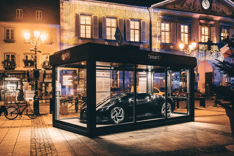 Sau một thời gian dài "ở ẩn", siêu xe Bugatti La Voiture Noire vừa có màn trở lại khi được trưng bày ở khu vực chợ Giáng sinh tại thành phố Molsheim, Pháp.