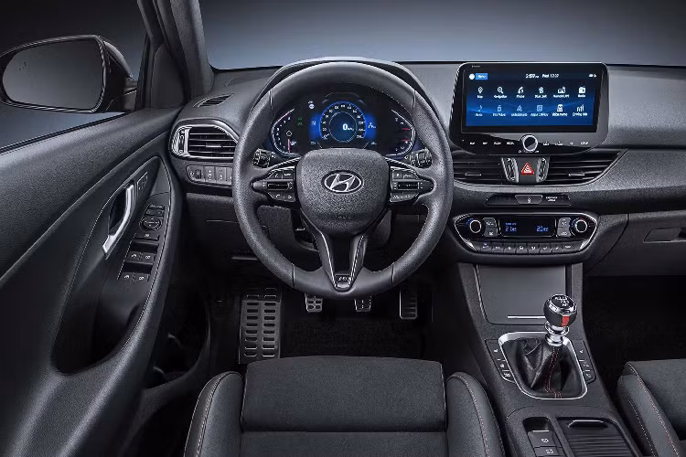 Hyundai i30 facelift mới có 3 form xe để người dùng lựa chọn là hatchback, fastback, và wagon. Xe cũng có 9 màu sắc để lựa chọn, trong đó có màu Dark Night và Silky Bronze, Sunset Red là 3 màu mới. 6 màu cũ là Polar White, Phantom Black, Engine Red, Stellar Blue, Platinum Silver, và Olivine Grey.