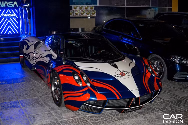 Mẫu siêu xe Pagani Huayra được mệnh danh”Thần Gió” này được đưa về nước vào giữa năm 2016 và tạo nên một cơn sốt không chỉ tại Việt Nam mà còn ở nhiều quốc gia trên thế giới.