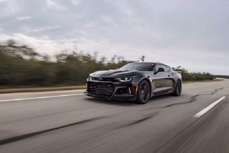 Mẫu xe thể thao Camaro ZL1 Exorcist vẫn sử dụng khối động cơ siêu nạp V8 6.2L tiêu chuẩn, nhưng được Hennessey Performance tinh chỉnh để có thể đạt công suất tối đa lên đến 1000 mã lực tại 6500 vòng/phút và momen xoắn cực đại 1197 Nm tại 4500 vòng/phút, tăng 350 mã lực và 316 Nm so với nguyên mẫu ZL1.