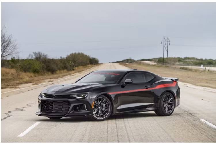 Sức mạnh ấn tượng này giúp Camaro ZL1 Exorcist mới có thể đạt 100 km/h từ vạch xuất phát trong 2.1 giây đồng hồ, vượt trội hơn rất nhiều so với con số 3.5 giây ở phiên bản tiêu chuẩn. Không chỉ vậy, tốc độ tối đa của chiếc xe cũng được gia tăng lên con số 350 km/h, thay vì 325 km/h như trước đó. Camaro ZL1 Exorcist có thể hoàn thành chặng ¼ dặm trong vỏn vẹn 9.57 giây với vận tốc cuối là 237 km/h.
