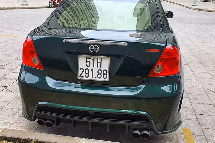 Động cơ AR của Scion tC chia sẻ chung với động cơ của mẫu sedan Camry, Venza hay các dòng xe khác của Toyota nên nó rất bền bỉ, lành tính và tiết kiệm. Hiệu suất 160 mã lực và mô-men xoắn 221Nm cho chiếc coupe cỡ nhỏ, trọng lượng thấp giúp chiếc coupe Scion tC mang lại cảm giác cầm lái thể thao, thú vị trong phân khúc của nó.